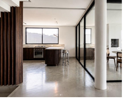 Cozinha contemporânea com ilha e painéis ripados