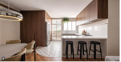 Cozinha integrada com bancada e banquetas pretas